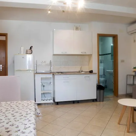 And By The Sea - 22597 3* 트로기르