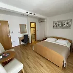 Guest house And By The Sea - 22597 Trogir