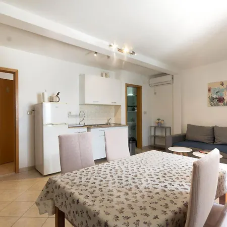 בית הארחה And By The Sea - 22597 3*