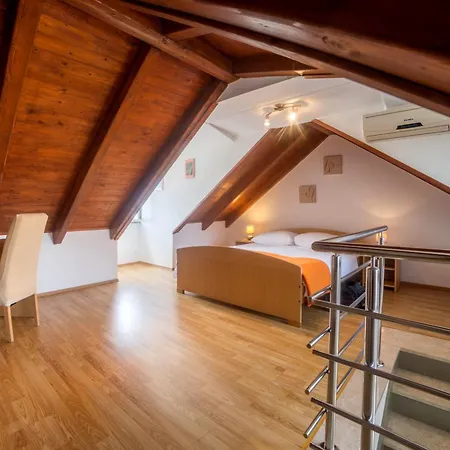 And By The Sea - 22597 בית הארחה 3*