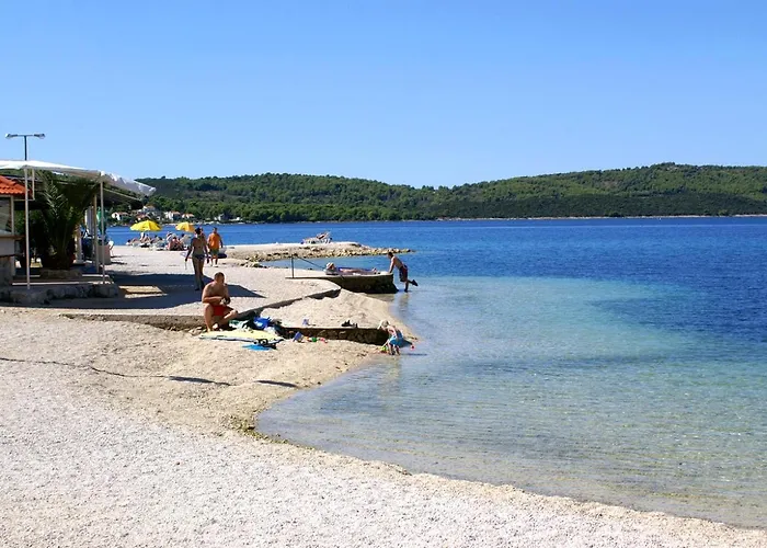 And By The Sea - 22597 招待所