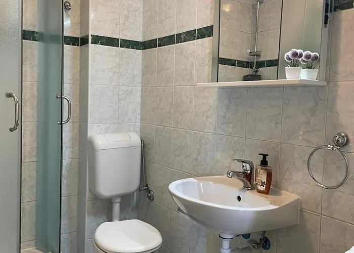 And By The Sea - 22597 招待所 3*