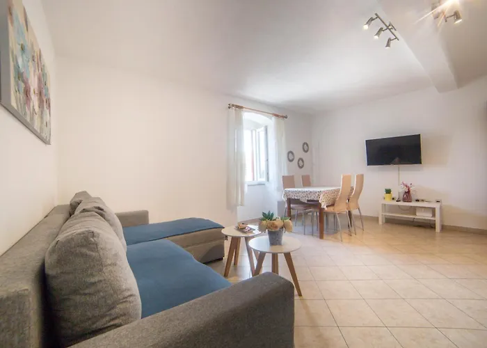 And By The Sea - 22597 3* 特罗吉尔