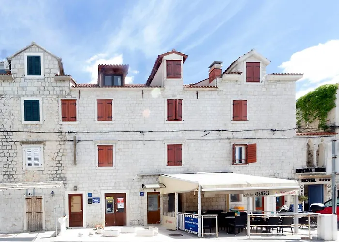 And By The Sea - 22597 招待所